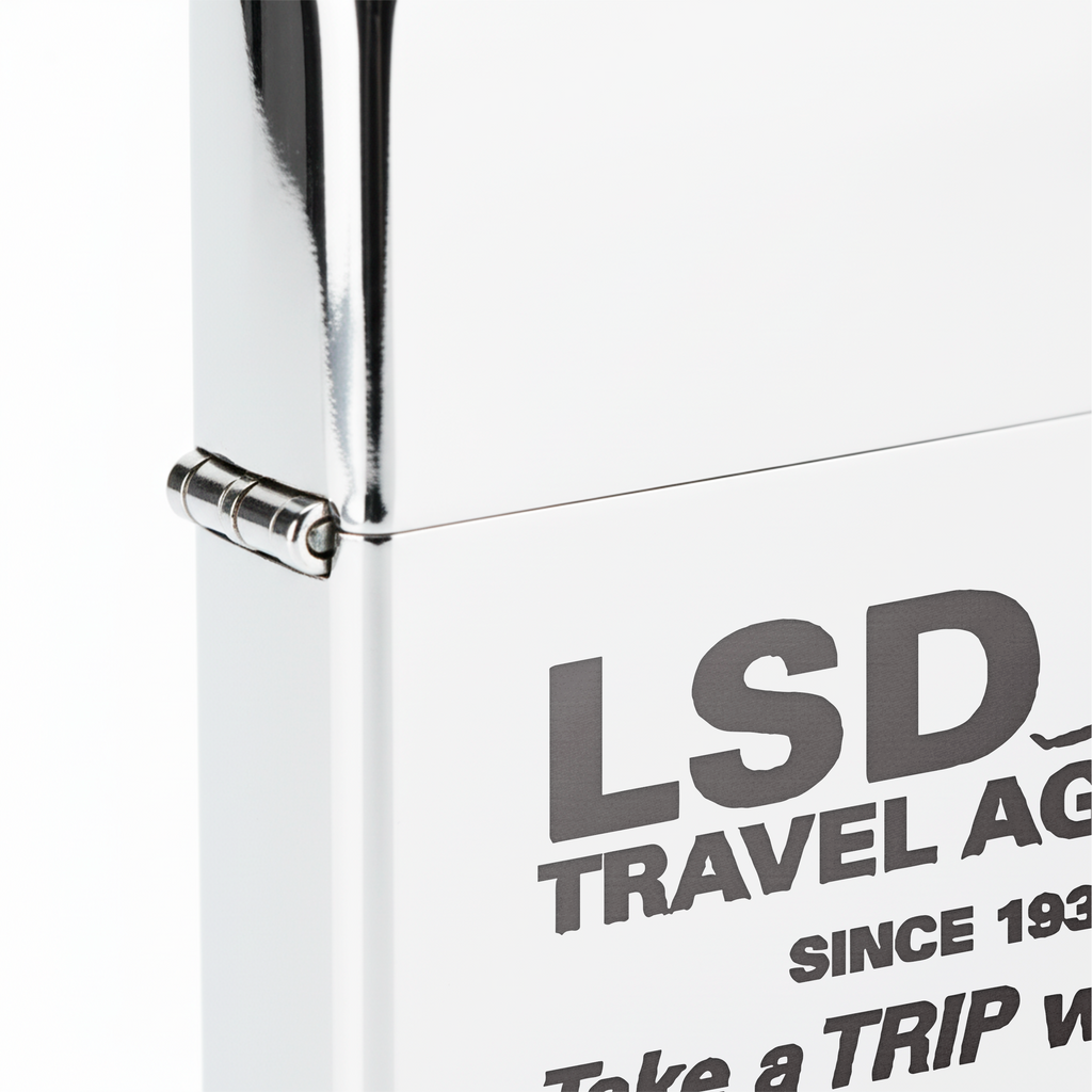 Isqueiro Cromado Polido 'Take A Trip With Us' detalhe 5