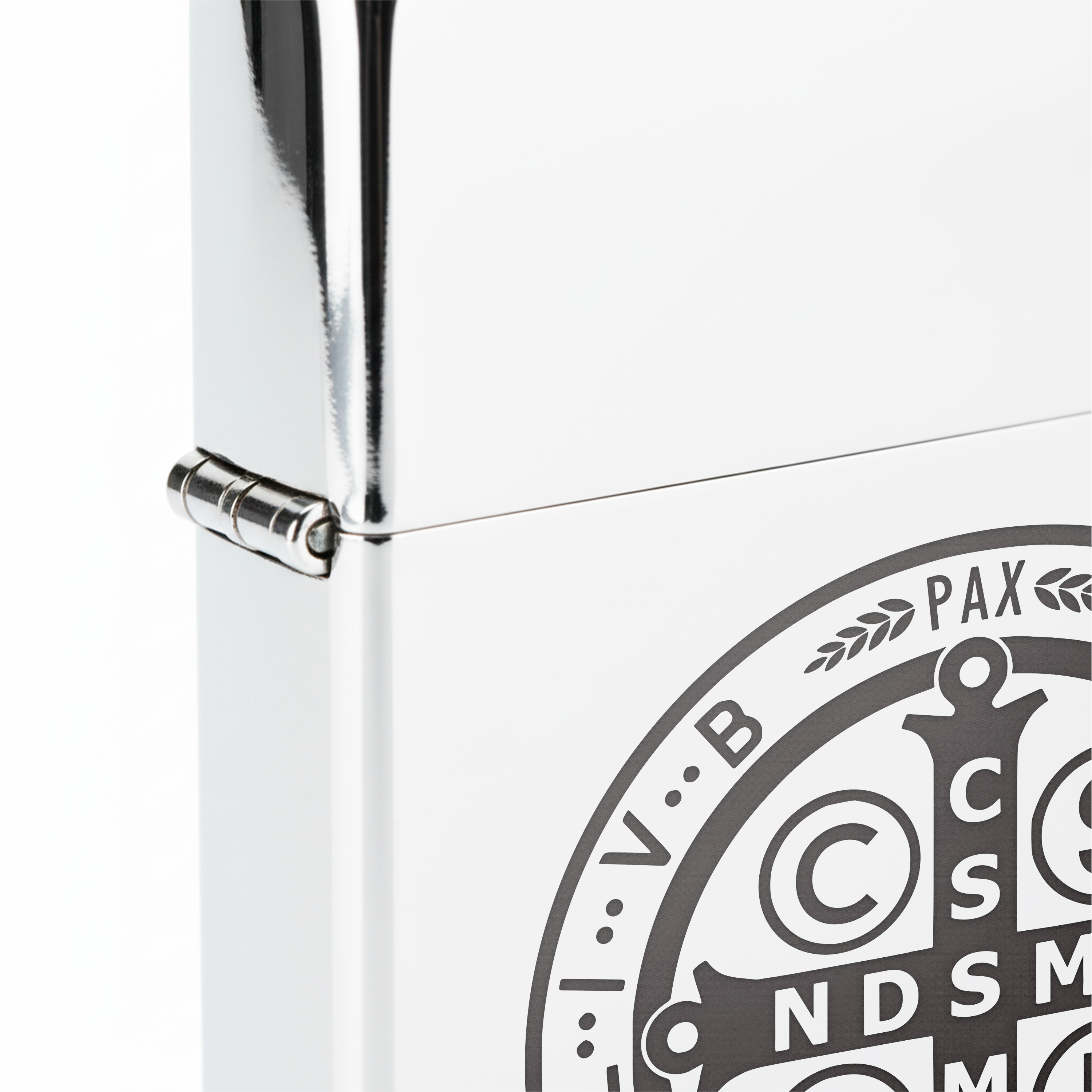 Isqueiro Cromado Polido 'Medalha de São Bento'