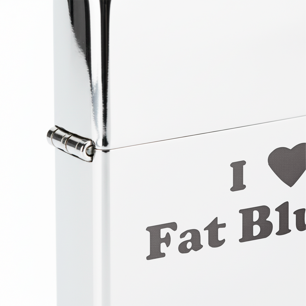 Isqueiro Cromado Polido 'I Love Fat Blunts' detalhe 5