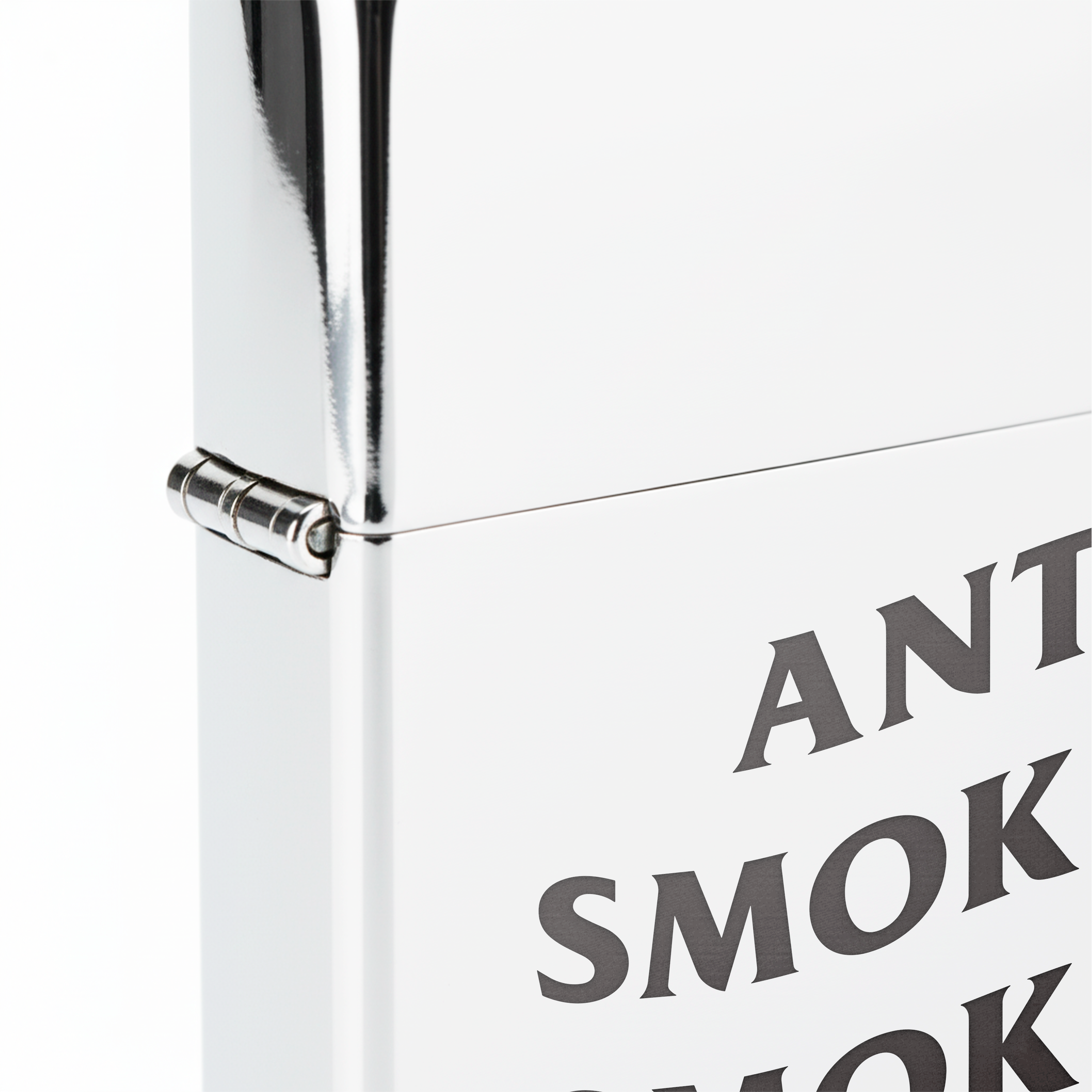 Isqueiro Cromado Polido 'Anti Smoking Smoking Club'